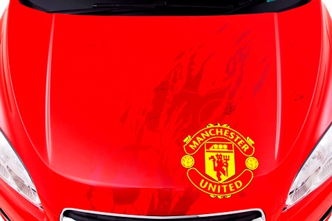 Chevrolet is auctioning a unique Chevrolet Trax signed by the Manchester United first team in a special eBay for Charity auction