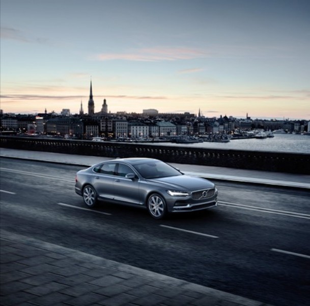 170831_Location_Front_Quarter_Volvo_S90_Osmium_Grey