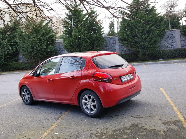Peugeot 208 test5