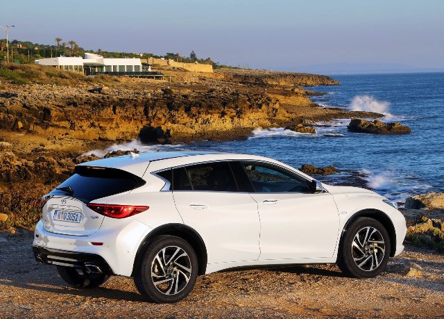 Infiniti-Q30-2016-1600-34