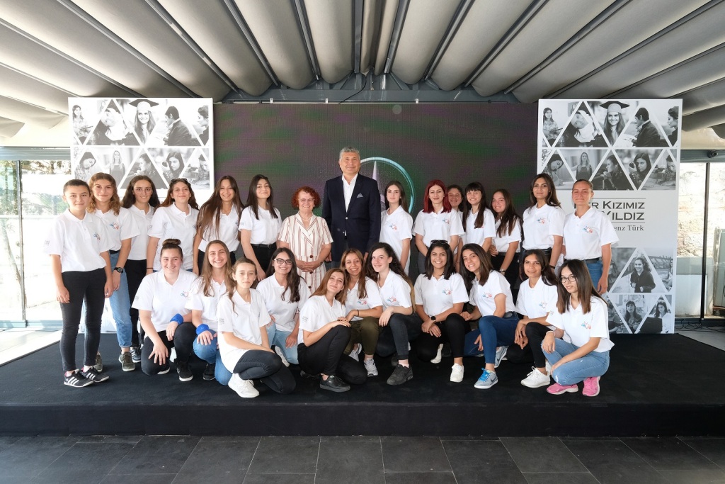 Mercedes-Benz’in gençlere verdiği destekler aralıksız sürdürülüyor
