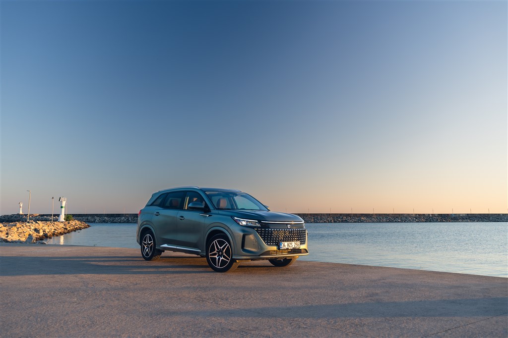 DFSK Yeni Şarj Edilebilir Hibrit SUV Modeli E5’i Türkiye’de Satışa Sundu