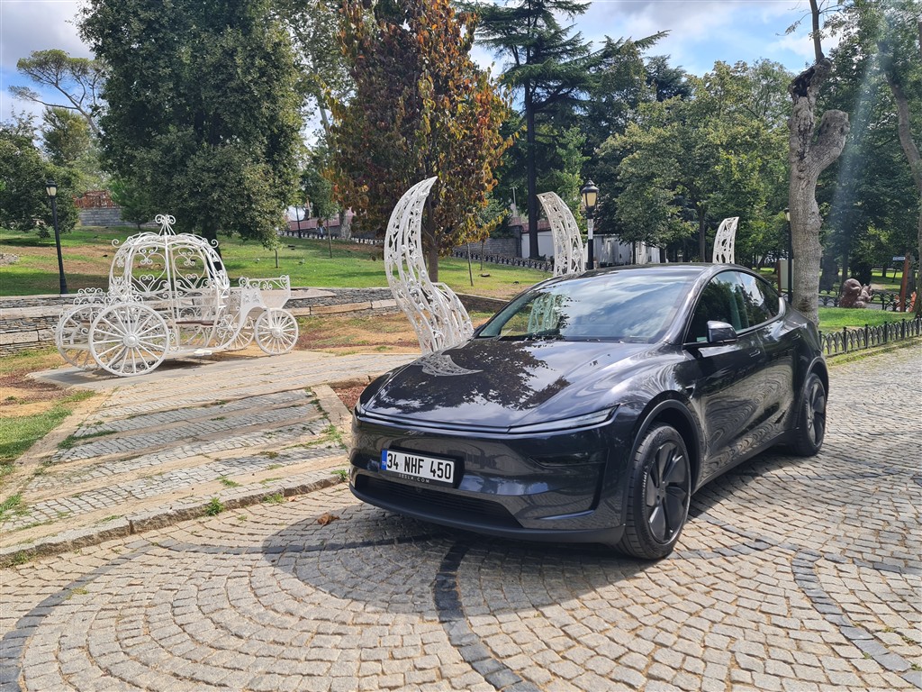 Tesla Model Y : Hem Yalın Hem işlevsel