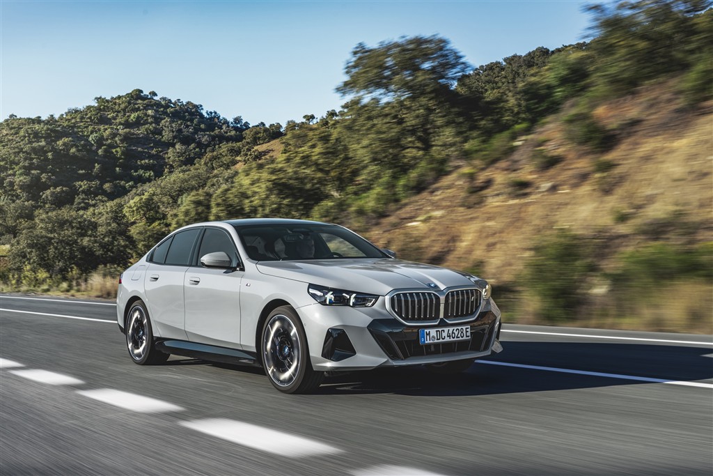 BMW iX3 ve BMW M5 Touring Almanya’da “Altın Direksiyon” Ödülünü Kazandı