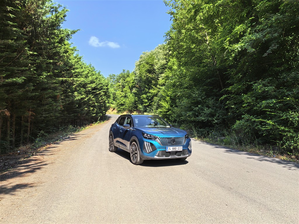Peugeot E-2008 GT : Şehrin Elektrikli Aslanı