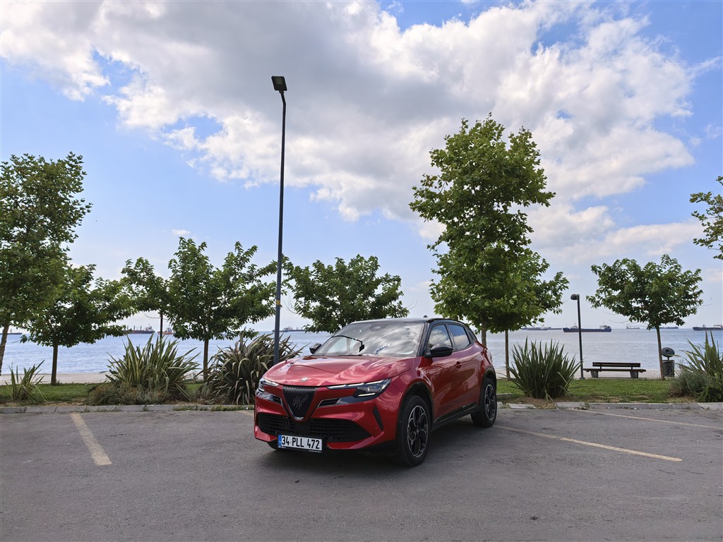Alfa Romeo Junior Ibrida Speciale+: İtalyan Ruhunu Şehre Taşıyan Hibrit SUV